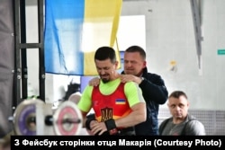 Під час змагань отець Макарій і його тренер Павло Зінько