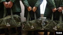 Çağırışçılar Leninqrad Vilayət Hərbi Komissarlığının toplama məntəqəsində.