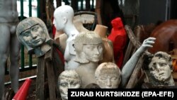 ძველი მანეკენები და სკულპტურები სტუდია ქართული ფილმის ეზოში; თბილისი, 27 მარტი, 2023 წელი 