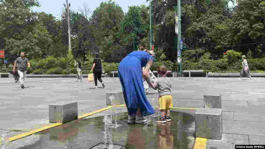 Gradske fontane služe kao osvježenje na vrelom danu. 