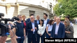 Predstavnici opozicionih stranaka koje organizuju proteste "Srbija protiv nasilja" prilikom podnošenja zahteva za vanredne izbore ispred zgrade Predsedništva Srbije, 11. septembra 2023.​