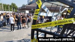 Protestno okupljanje novinara i aktivista u Banjaluci uoči sjednice parlamenta RS na kojoj je usvojena kriminalizacija klevete, 18. jul 2023.