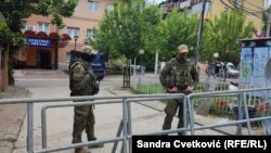 Pripadnici KFOR-a ispred opštinske zgrade u Zvečanu, Kosovo, 6. jun 2023.