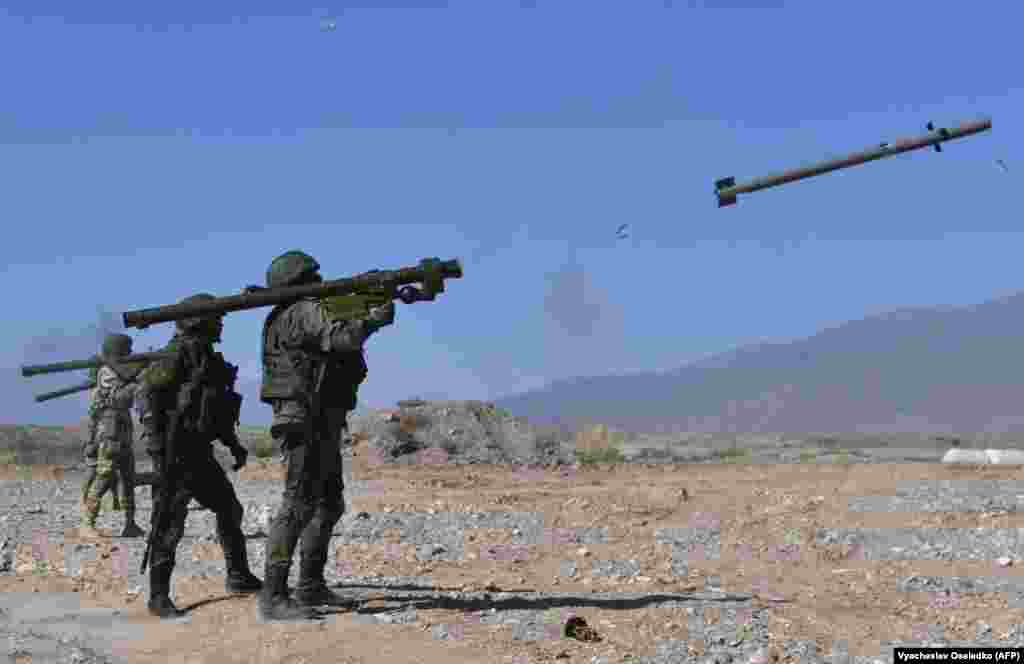 Ruski vojnici tokom vežbi ispaljuju protivvazdušne rakete 9K38 &quot;igla&quot;. Erevan je u više navrata kritikovao ODKB nakon onoga što je armenski premijer Nikol Pašinijan nazvao &quot;depresivnim&quot; izostankom odgovora ove alijanse na upade azerbejdžanskih snaga na armensku teritoriju.