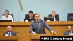 Dodik se obraća poslanicima iz RS na skupštinskoj sjednici tokom koje su usvojeni sporni zakoni, Banja Luka, BiH, 27. juni, 2023.