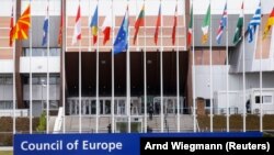 Arhivska fotografija zastava ispred zgrade Saveta Evrope u Strazburu Francuska, 14. marta 2022.