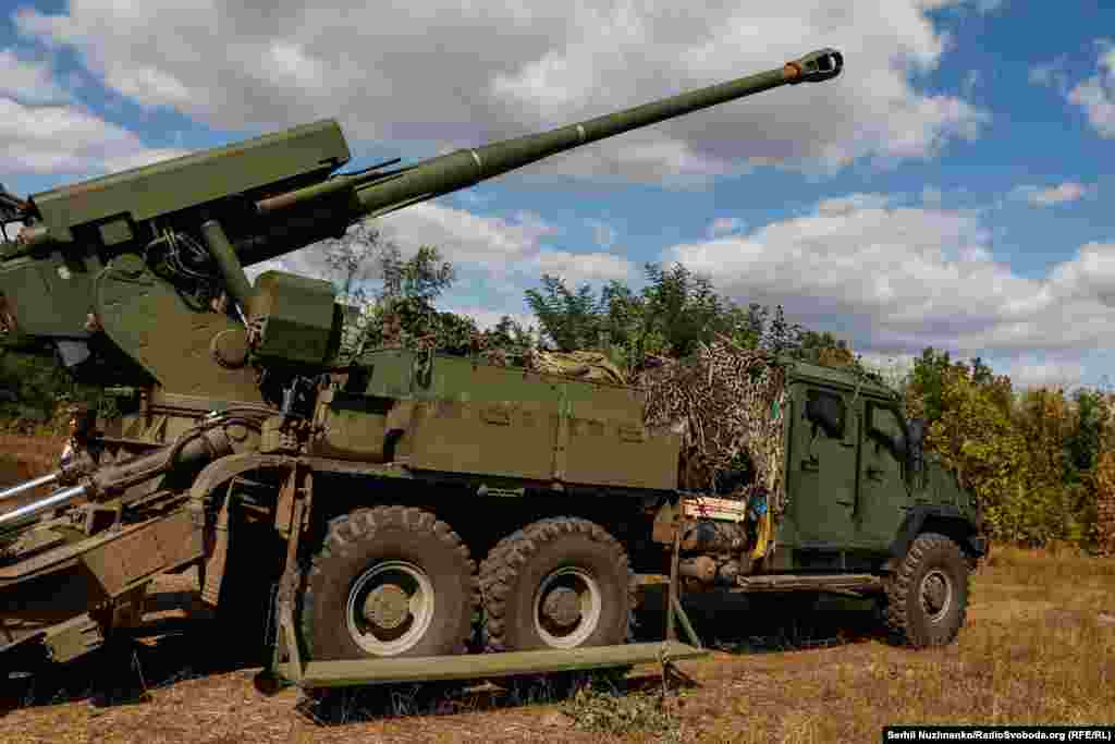 Артустановку виробник ще модернізовує і дороблять деякі «сирі» моменти прямо під час війни. Серійно виробляють одразу у декількох варіантах