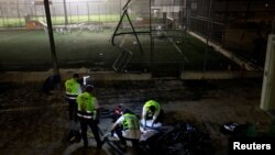 Službe za hotno reagovanje pregledaju oblast u kojoj je pala raketa u mestu Madždal Šams na Golanskoj visoravni pod okupacijom Izraela, 27. jul 2024.