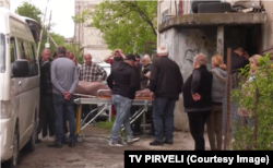 ცხედრის გადასვენება კასპში იმ სახლში, სადაც გარდაცვლილი სერჟანტის ოჯახი ცხოვრობს