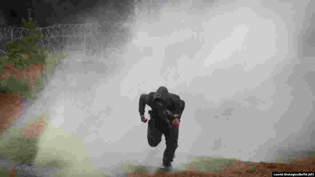 Poljsku su također kritizirale grupe za ljudska prava jer vraća migrante nazad u Bjelorusiju i ne dozvoljava im da podnose zahtjev za azil. “Nema prostora za pregovore. Granica Poljske mora biti zaštićena”, rekao je Tusk.