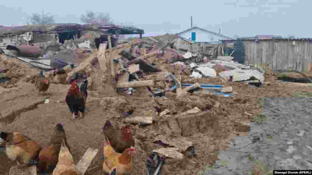 Kokoške stoje pored blata nakon poplave u selu Bersijev. Iako su proljetne poplave uobičajene u velikim dijelovima graničnog regiona između Kazahstana i Rusije, ovogodišnje su najgore u posljednjih nekoliko decenija, ističu nadležni.