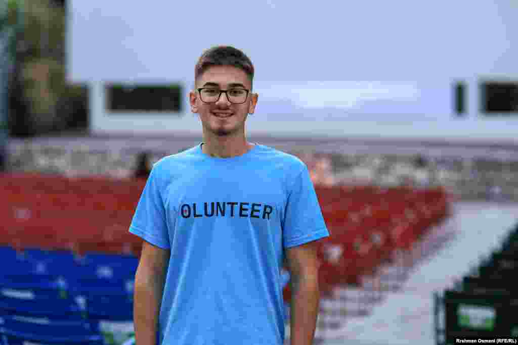 Ylli Rada, volonter na Dokufestu, kaže da ovaj festival omogućava upoznavanje "mnogo različitih ljudi i nova iskustva".