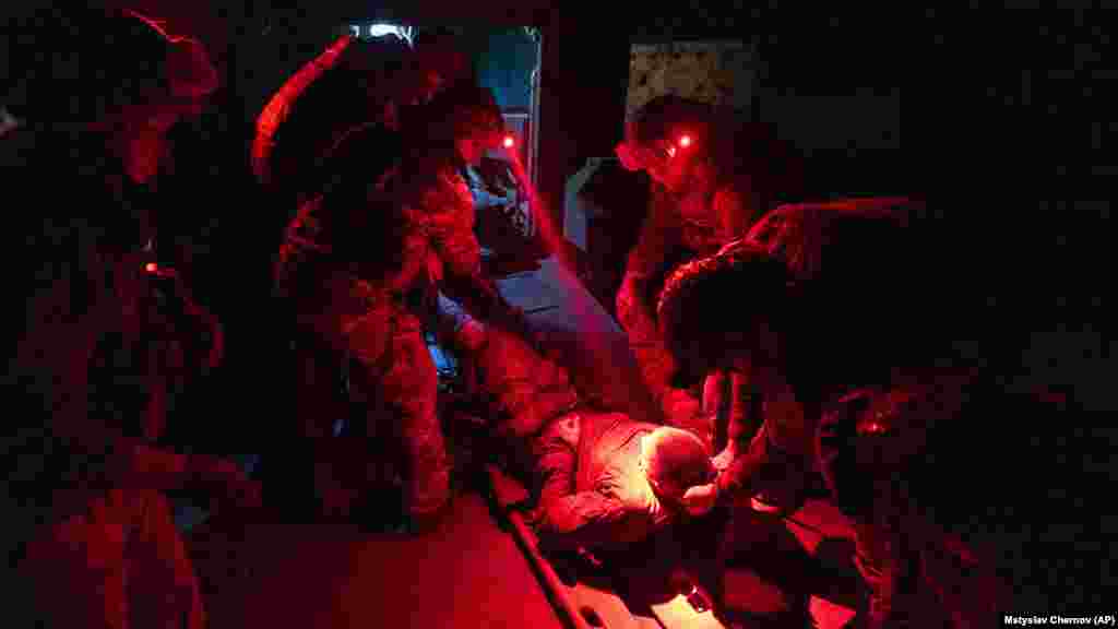 Ukrajinski bolničari nose druga ranjenog tokom borbi kod Andrijivke. Dvomjesečna bitka brigade da se probije kroz ugljenisanu šumu i ukopane neprijateljske položaje pokazuje izazove kontraofanzive Kijeva na istoku i jugu. 