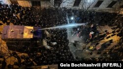 პარლამენტთან მიმდინარე საპროტესტო აქციას წყლის ჭავლით შლიან