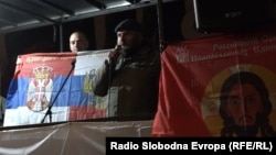 Jurij Mihnenok (desno) na protestu povodom godišnjice NATO bombardovanja u Beogradu, pored njega vođa ultradesničarske Narodne patrole Damnjan Knežević (24. mart 2024)