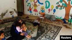 Palestinska porodica, koja je pobegla iz kuće zbog izraelskih napada, sklonište je pronašla u jednom vrtiću u Kan Junisu na jugu Pojasa Gaze, 10. oktobra 2023.