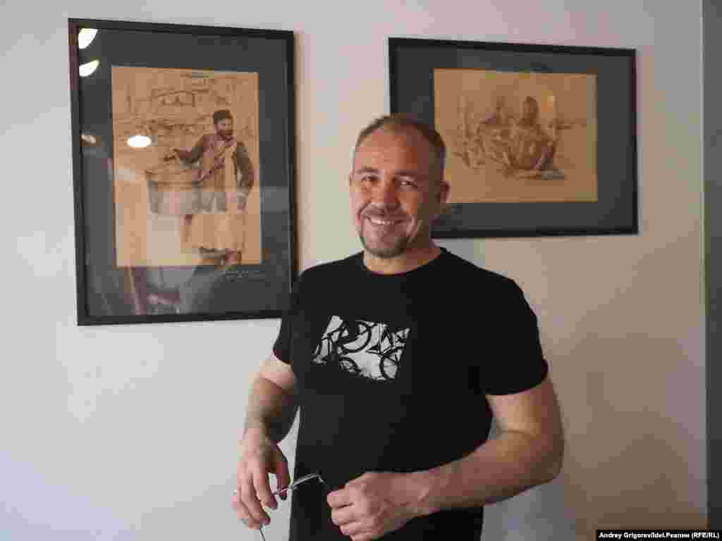 На стенах висят картины, отражающие дореволюционный быт крымских татар. 