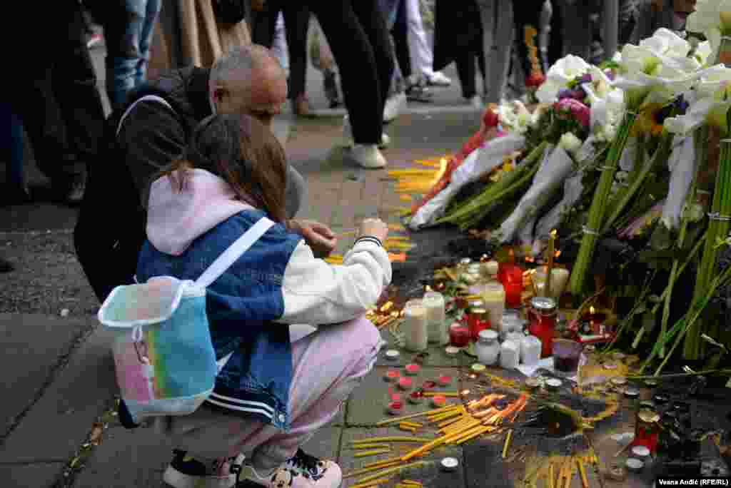 Deca i roditelji u tišini polažu cveće i pale sveće. Dan ranije, osmoro đaka i radnik obezbeđenja su ubijeni. Ranjeno je šestoro učenika i nastavnica. Vatru je otvorio 13-godišnji učenik škole. 