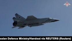 Зокрема, військові повідомили про знешкодження всіх чотирьох запущених Росією аеробалістичних ракет «Кинджал» (ілюстративне фото російського МіГ-31К, який запускає такі ракети)