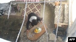 Ove sedmice palestinska grupa Islamski džihad u Gazi i palestinski militanti u Libanu ispalili su rakete na Izrael u znak solidarnosti sa vjernicima. Istovremeno, Izrael je izveo zračne udare na Liban. Na fotografiji čovjek u Tireu u Libanu u kući razorenoj u izraelskim napadima 7. aprila 2023.