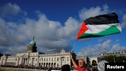 Manifestanți irlandezi în timpul unei manifestații pro-palestiniene în Dublin. 14 octombrie 2023. Fotografie de arhivă. 