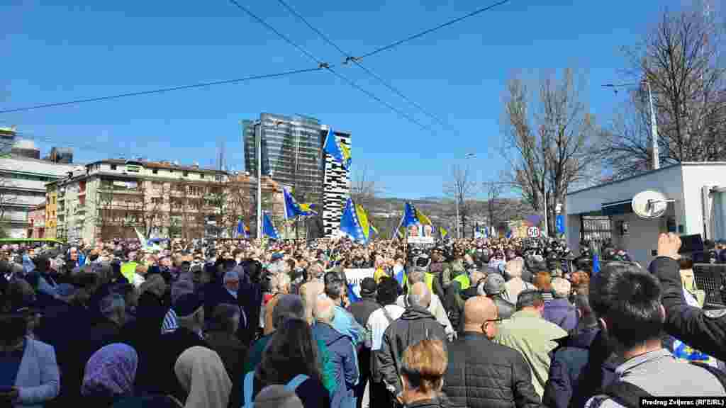 "Ne dozvoljavamo stvaranje aparthejda u BiH, zahtijevamo implementaciju svih presuda Evropskog suda za ljudska prava, zahtijevamo da OHR prestane kočiti procese EU integracija svojim nedemokratskim odlukama, tražimo ostavku Christiana Schmidta koji se pokazao kao nedostojan funkcije visokog predstavnika, te tražimo punu demokratiju, potpunu zaštitu ljudskih prava i temeljnih sloboda, makar to značilo kompletnu promjenu Dejtonskog sporazuma", saopćili su iz Asocijacije nezavisnih intelektualaca "Krug 99".