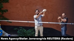  Demonstrant pali Kur'an ispred centralne džamije u Stockholmu, Švedska, 28. juna 2023. 