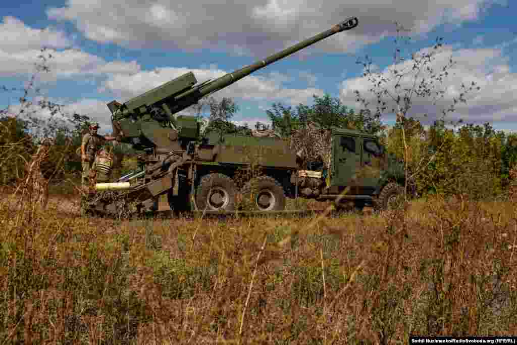 У парі з українською гаубицею «Богдана» працювала і французька CAESAR. Артустановки через плавні підходили на вогневі позиції на березі моря поруч з містом Вилково. Це було перше бойове завдання української САУ «Богдана». Кілька днів розрахунки облаштовували позиції та організовували схованки для гаубиць. На деревах уздовж позицій розвішували металеві предмети для того, щоб російські РЛС не виявили українську техніку