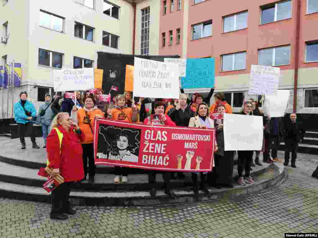 Pod motom "Nećemo umirati u tišini" u Bihaću je u organizaciji "Glasa žene" održan prvi Osmomartovski marš. Namjera marša je ukazati na razne oblike nasilja i nepoštivanje ženskih ljudskih prava, te sporost u procesuiranju nasilja nad ženama, izjavila je Enisa Raković, izvršna direktorica Organizacije "Glas žene".
