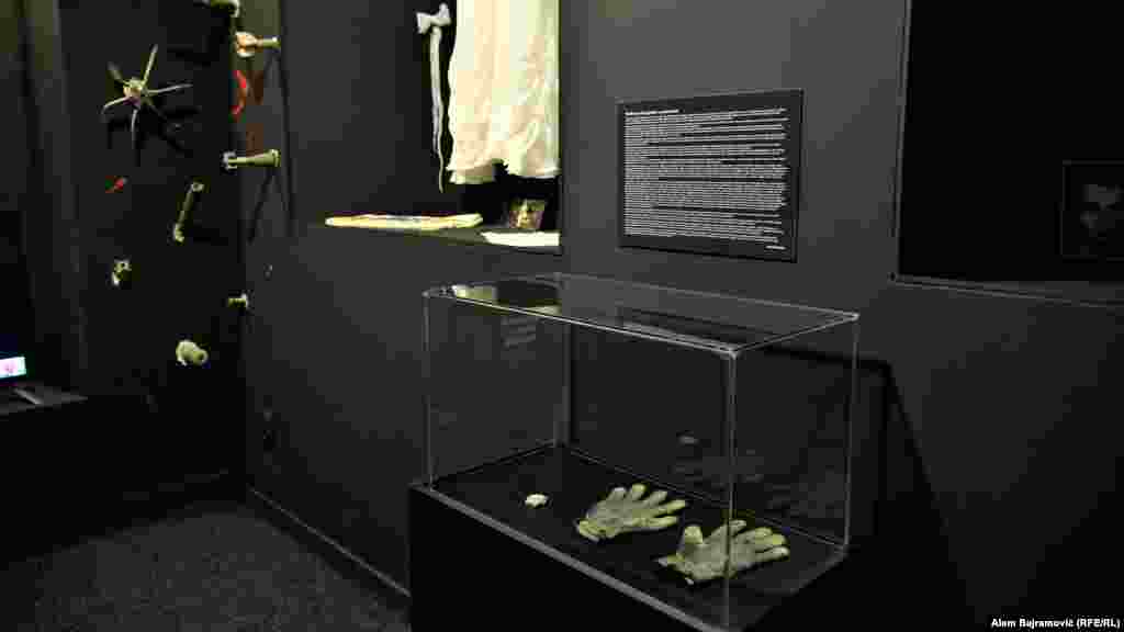 Kaže kako su dali sve od sebe da sve prikažu vjerodostojno, a priče iz ratnog Sarajeva da budu što razumljivije. Na fotografiji su rukavice muškarca koji je tokom rata sahranjivao ubijene i umrle.   