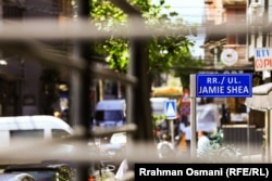 Ulica nazvana u čast bivšeg portparola NATO-a Jamieja Shea u Uroševcu na Kosovu, juni 2024.