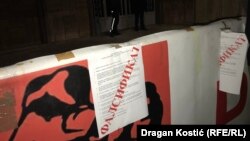 Transparent ispred zgrade Republičke izborne komisije (RIK) u Beogradu na protestu 20. decembra 2023.