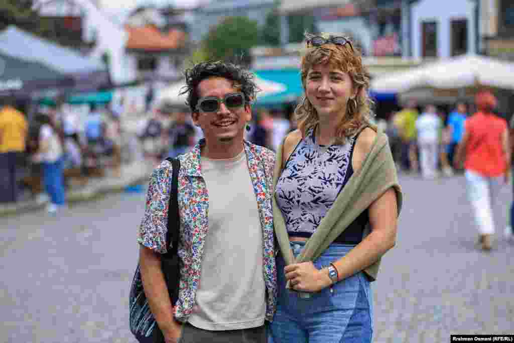 Fiona Hall iz Mejna, Sjedinjene Američke Države, ove godine po prvi put boravi u Prizrenu na Dokufestu. Ona je za Radio Slobodna Evropa rekla da je o festivalu saznala od umjetničkog direktora Dokufesta Vetona Nukollarija tokom drugog događaja. "Ovaj festival na poseban način inkorporira grad i stanovnike“, kaže ona. 