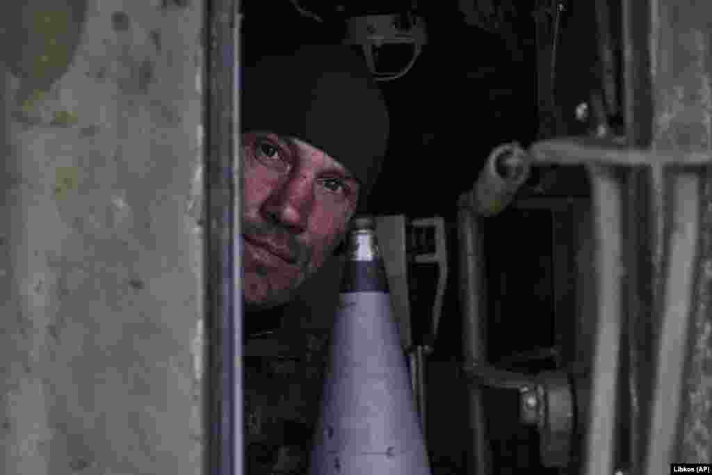 Ukrajinski vojnik viri iz samohodne haubice na prvoj liniji fronta u Bahmutu, 5. mart 2023.