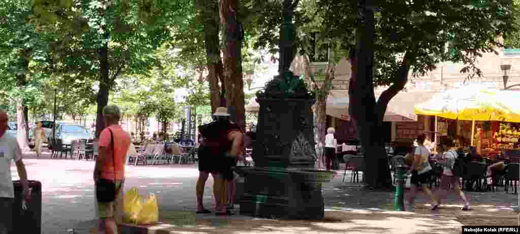 Osvježenje u Trebinju na gradskoj česmi. 
