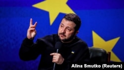 Ukrajinski predsjednik Volodimir Zelenski razgovara s novinarima na konferenciji za novinare na kraju godine 19. decembar 2023.