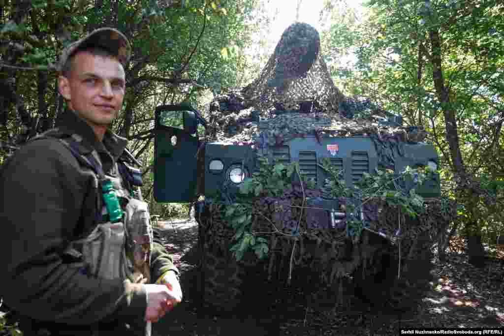 Артилерійська система 2С22 «Богдана» на позиціях. Поки авто замасковане, а військові чекають на цілі. Східний напрямок