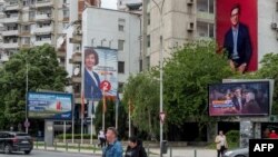 Predizborni plakati predsjedničkih kandidata Gordane Siljanovske Davkove (lijevo) i Steve Pendarovskog (desno), Skoplje, april 2024.