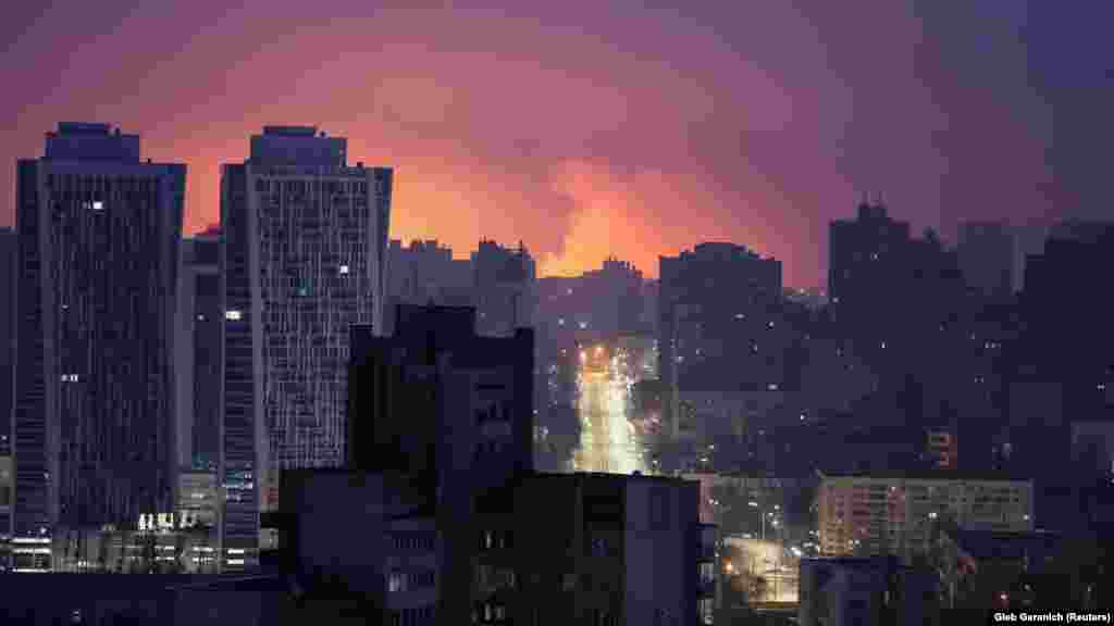 Bljesak od eksplozije projektila osvjetljava glavni grad Kijev tokom ruskog raketnog napada 21. marta. Vlasti su izvijestile da je najmanje 10 ljudi ozlijeđeno, uključujući 11-godišnju djevojčicu.