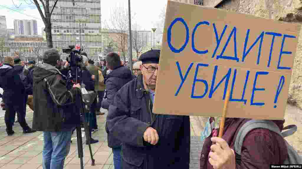 Okupljeni na protestu ispred Apelacionog suda traže da se ubice novinara Slavka Ćuruvije osude, 5. februara 2024.