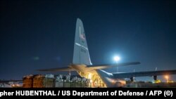 FOTOGALERIJA: Američki vojni avioni padobranima dostavili hranu i vodu za Gazu