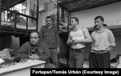 Tamas Urban (levo) dok radi u zatvoru Marijanostra na severu Mađarske 1987.