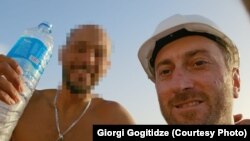 გიორგი გოგიტიძე მაროკოელ მიგრანტთან ერთად