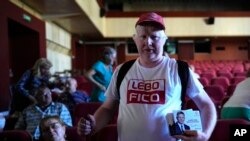 Pristaša bivšeg slovačkog premijera i čelnika ljevičarske stranke SMER - Socijaldemokracije Roberta Fica na predizbornom skupu u Michalovceu, Slovačka, 6. septembar 2023.