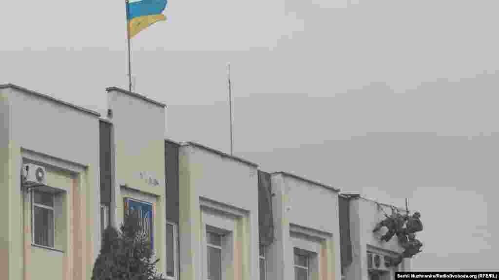 Силовики йдуть на штурм будівлі міської ради. Туди, за легендою навчань, «пробралися диверсанти та взяли заручників». Одна група проривається через двері. Інша – спускається з даху будинку