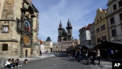 Turisti ispred Astronomskog sata u Pragu, Češka Republika, 16. marta 2020.