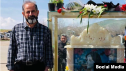 امجد امینی در کنار مزار دخترش مهسا ژینا امینی