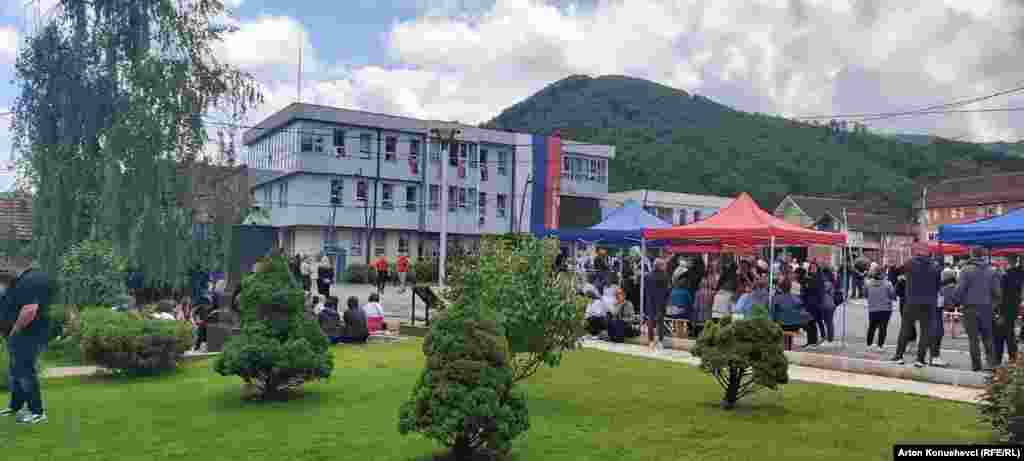 Situacija u Zubinom Potoku i dalje mirna.