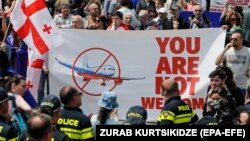 როსავიაციას რუსეთისა და საქართველოს ქალაქებს შორის კვირაში 284 ფრენის ნებართვა აქვს დამტკიცებული. საილუსტრაციო ფოტო: რუსეთთან პირდაპირი ფრენების აღდგენის მოწინააღმდეგეთა საპროტესტო აქცია თბილისში. 15 მაისი 2023 წ,