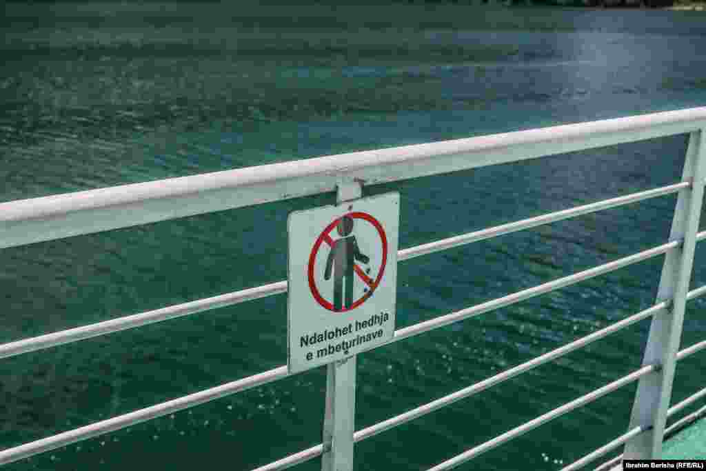 Znak upozorenja da se smeće ne baca u jezero.